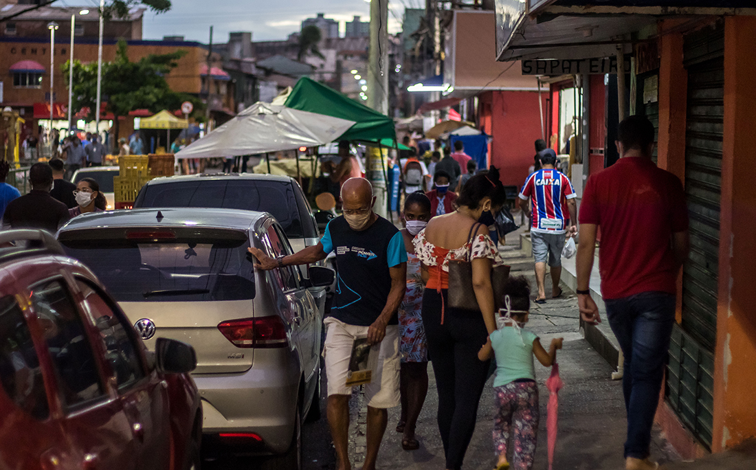 Na Boca do Rio, onde as medidas de isolamento mais severo já foram suspensas, a população voltou a ocupar as ruas.