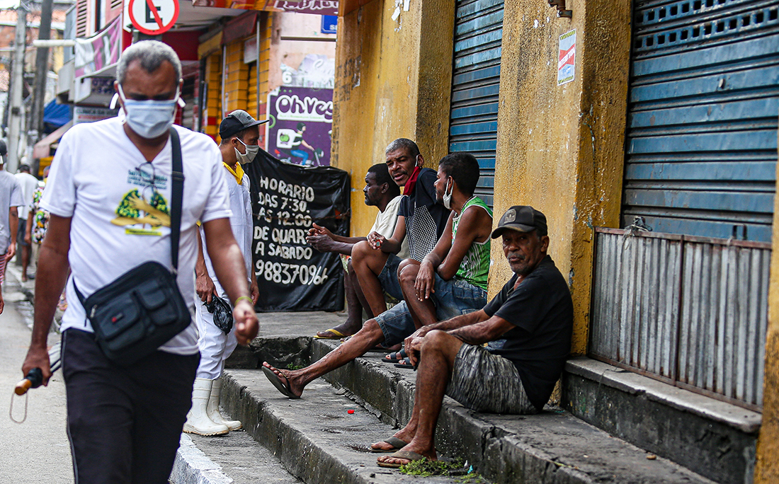 Muita gente não está cumprindo as medidas de isolamento social em Pernambués.