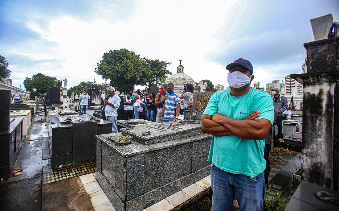 Apenas poucas pessoas puderam participar do enterro por conta da pandemia de coronavírus.