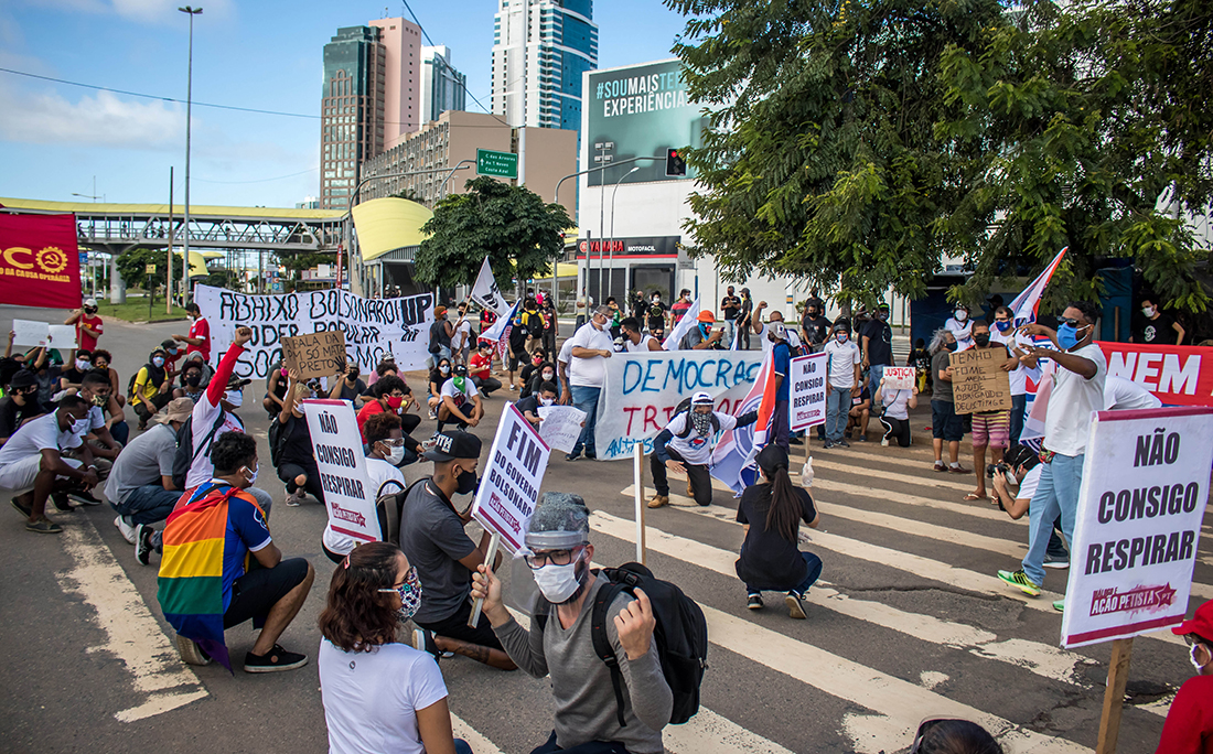 Uma das faixas da pista foi interditada no sentido Avenida Luís Vianna (Paralela), e policiais militares acompanharam o protesto.