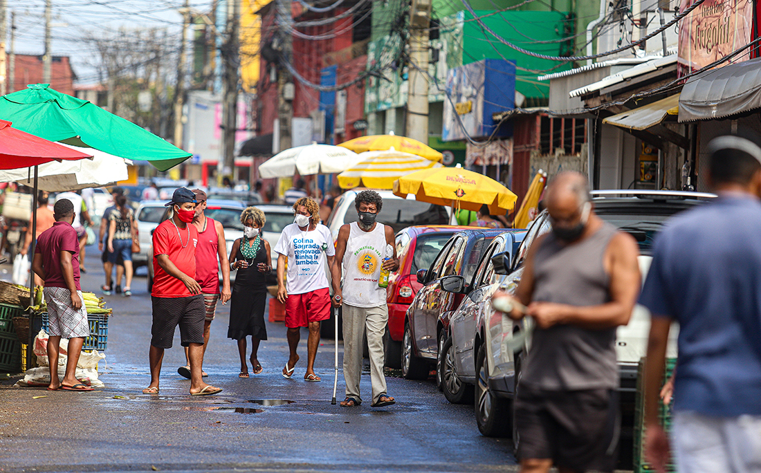 Apesar de estar sob as normas das medidas restritivas, moradores de Itapuã movimentam as ruas do bairro.