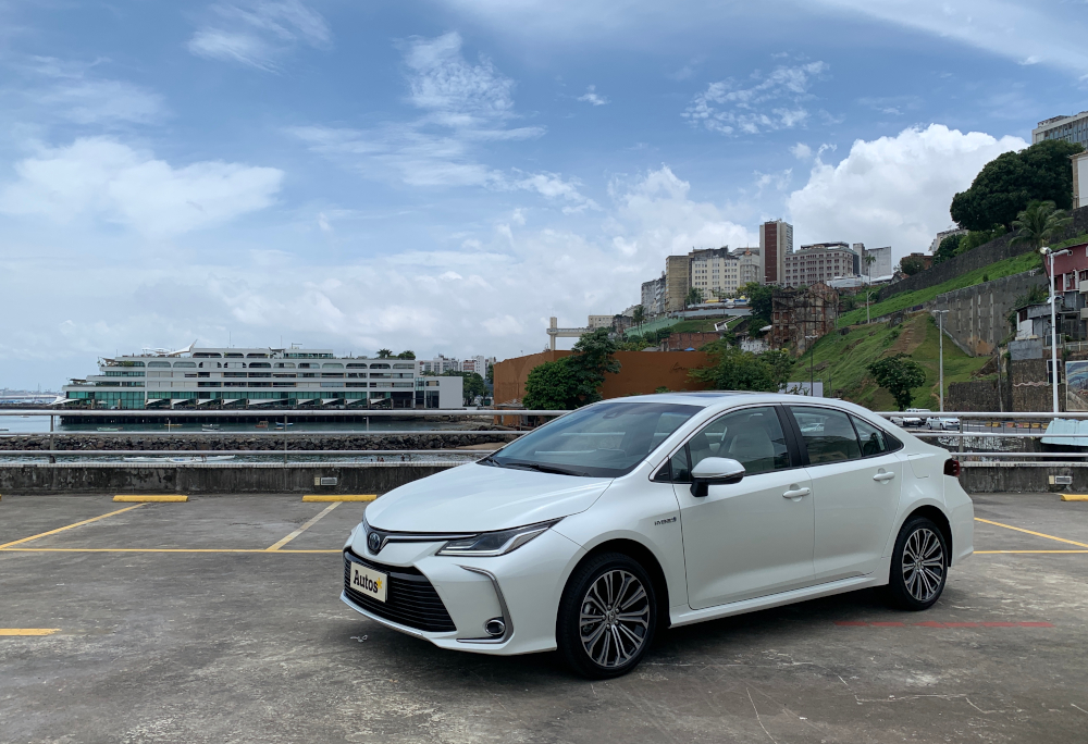 A Toyota oferece o Corolla uma opção híbrida e outra a combustão