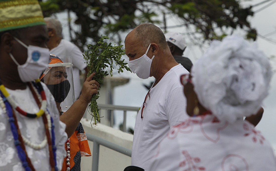Em São Lázaro, banho de folha na primeira segunda-feira após a liberação das missas durante a pandemia.