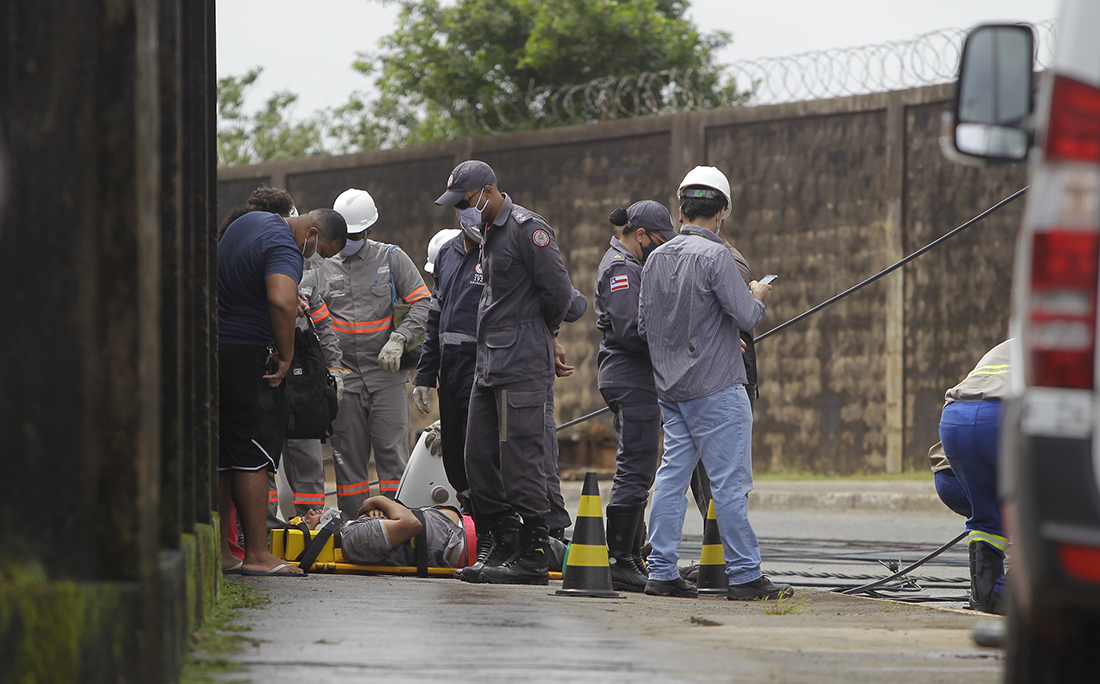 O homem estava com leves escoriações e foi levado para o Hospital Geral do Estado por equipes do Samu.