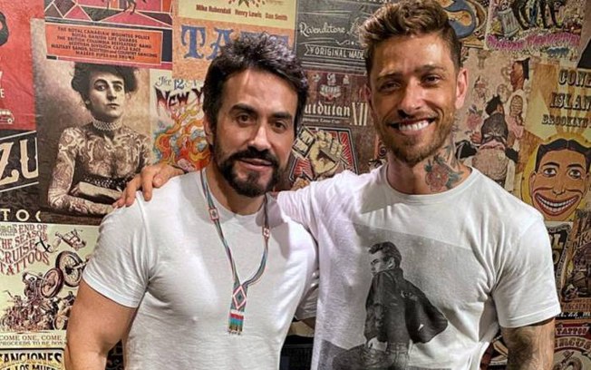Padre Fábio de Melo ao lado do tatuador