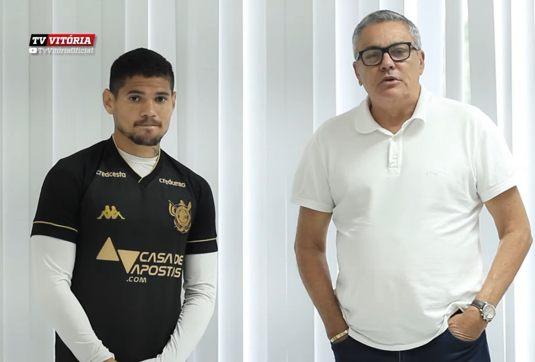 Léo Ceará apresenta o uniforme 3 do Vitória ao lado do presidente Paulo Carneiro