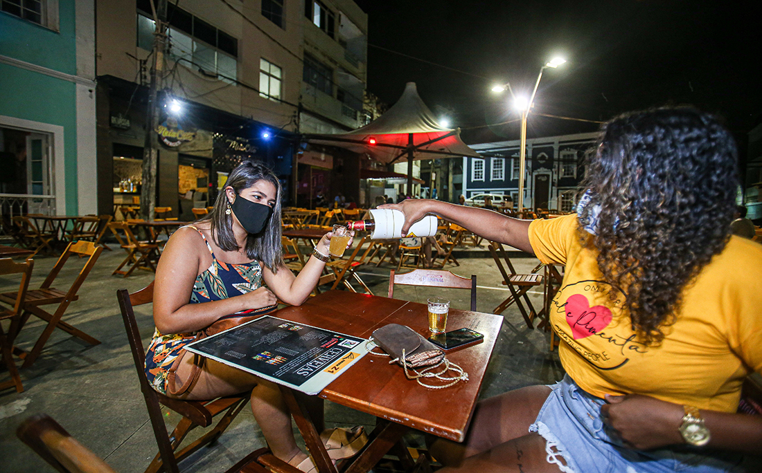 As amigas Viviane Siqueira e Nayze de Santana ficaram de máscara, que só retiravam na hora de dar um gole na cerveja, como manda o protocolo.