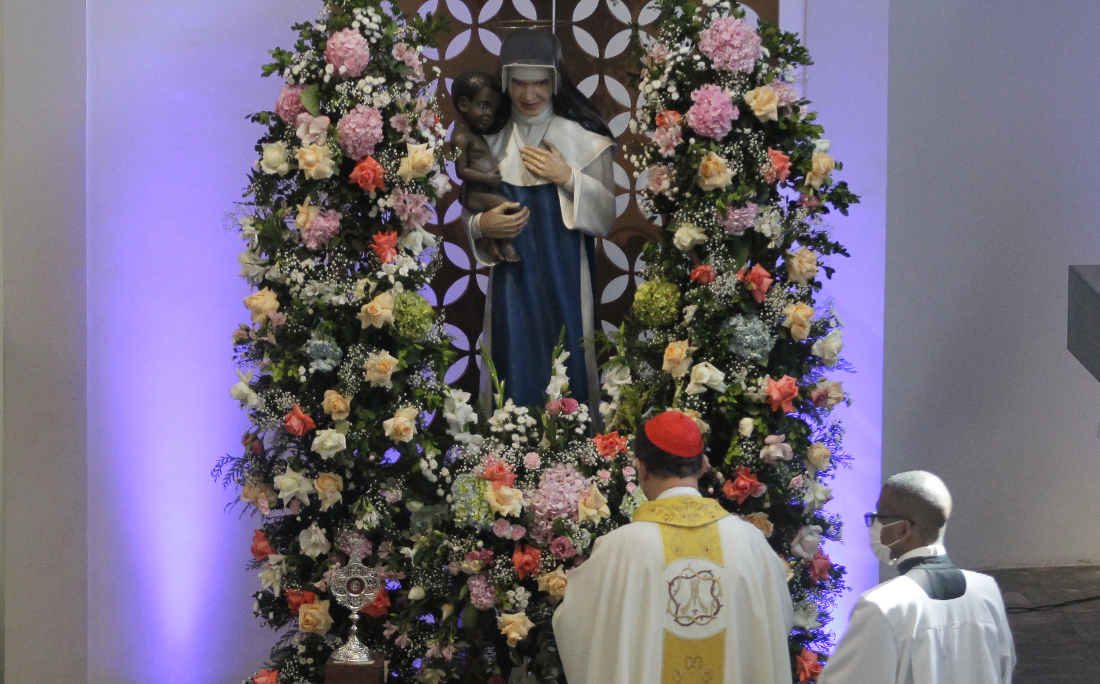 Irmã Dulce nasceu em Salvador, da Bahia, em 1914, e morreu em 1992. São atrubuídos a ela pelo menos dois milagres que foram reconhecidos pela Igreja Católica.