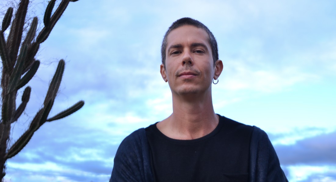 Danilo Fonseca está lançando o clipe De Um Céu Cinza