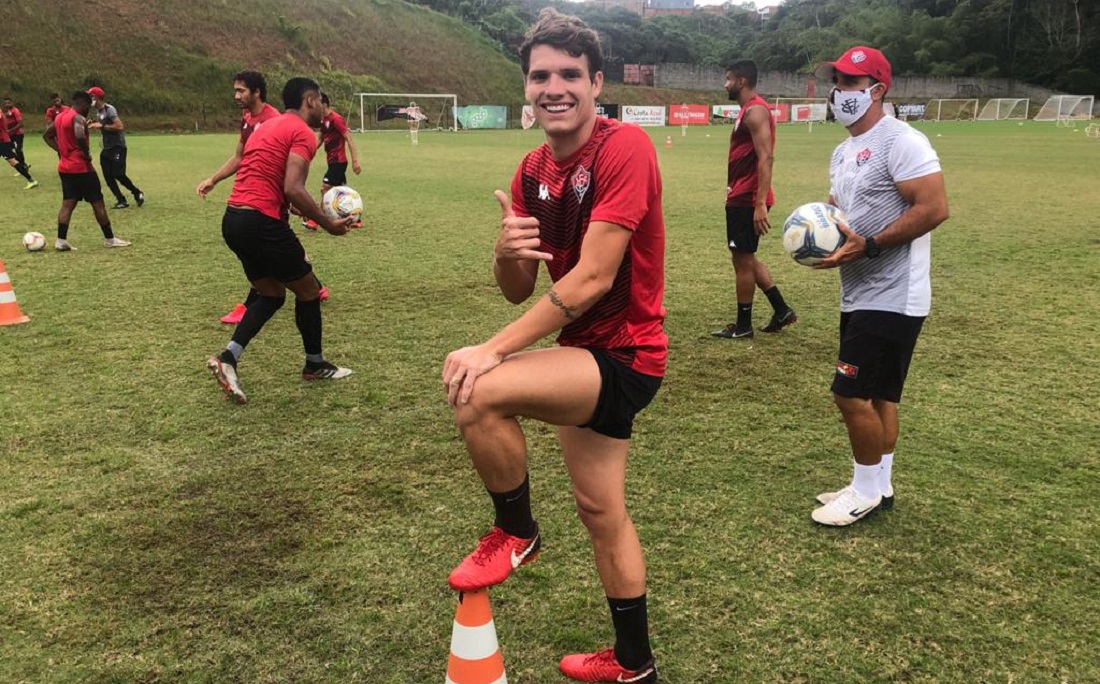 Atacante Vico treina em campo na Toca do Leão