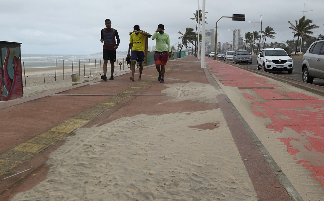 ventos fortes levam areia da praia para calçadão em Piatã.