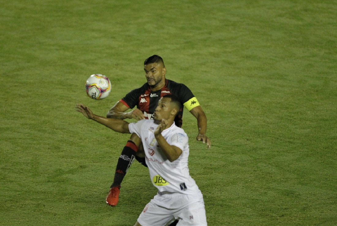 Maurício Ramos voltou ao time do Vitória no jogo contra o Náutico de Salatiel