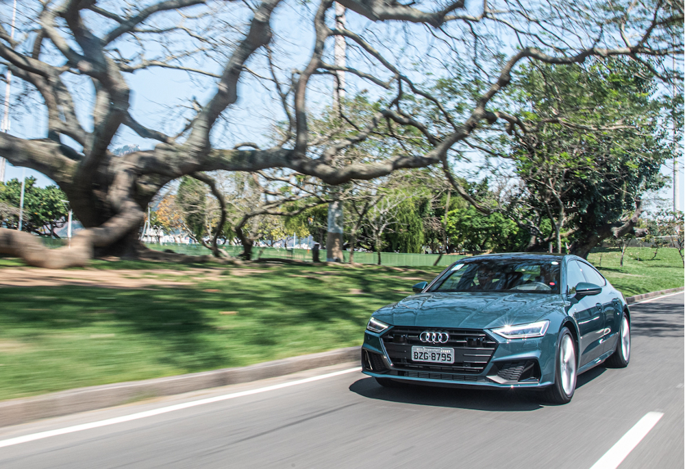 Não parece, mas o Audi A7 Sportback conta com tração nas quatro rodas. Ele não derrapa no asfalto molhado e tem melhor aderência em altas velocidades mas não encara lama