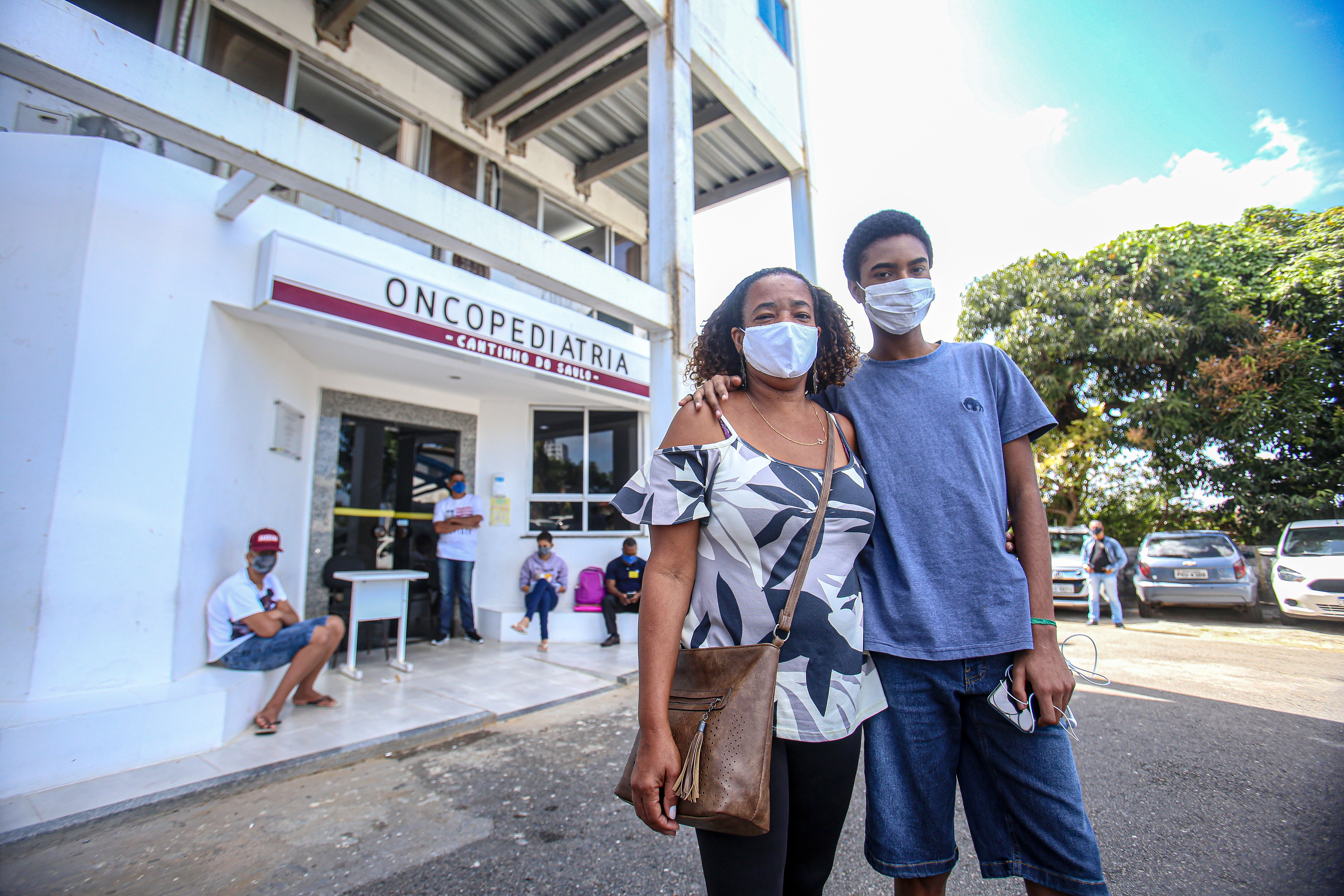 Hernanes Coelho, 15 anos, faz o tratamento com arsênico no Martagão, acompanhado da mãe, Iracema