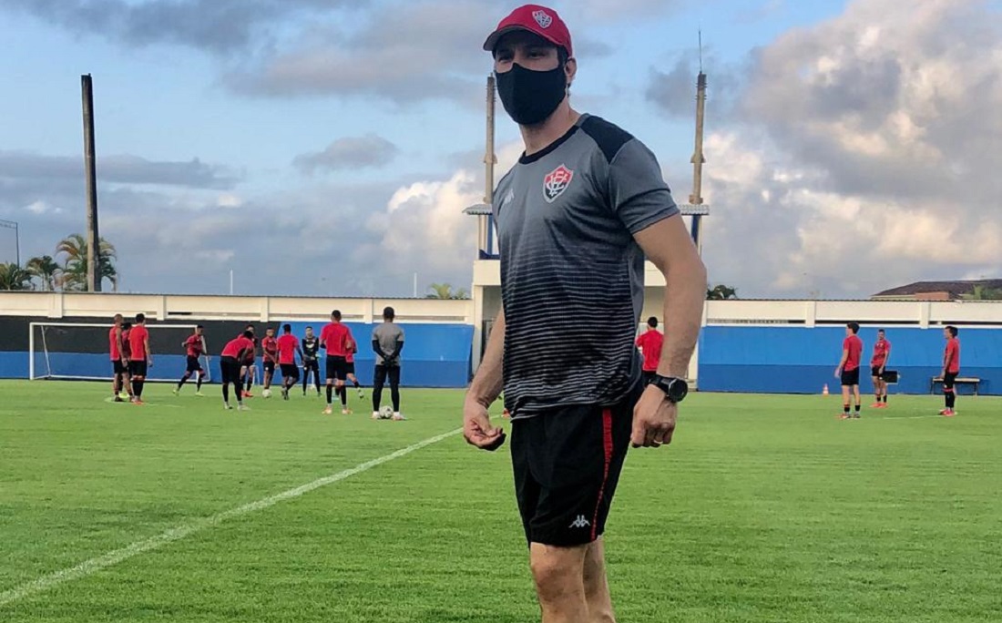 Em Maceió, técnico Bruno Pivetti comanda último treino do Vitória antes do jogo contra o CRB pela Série B do Brasileiro