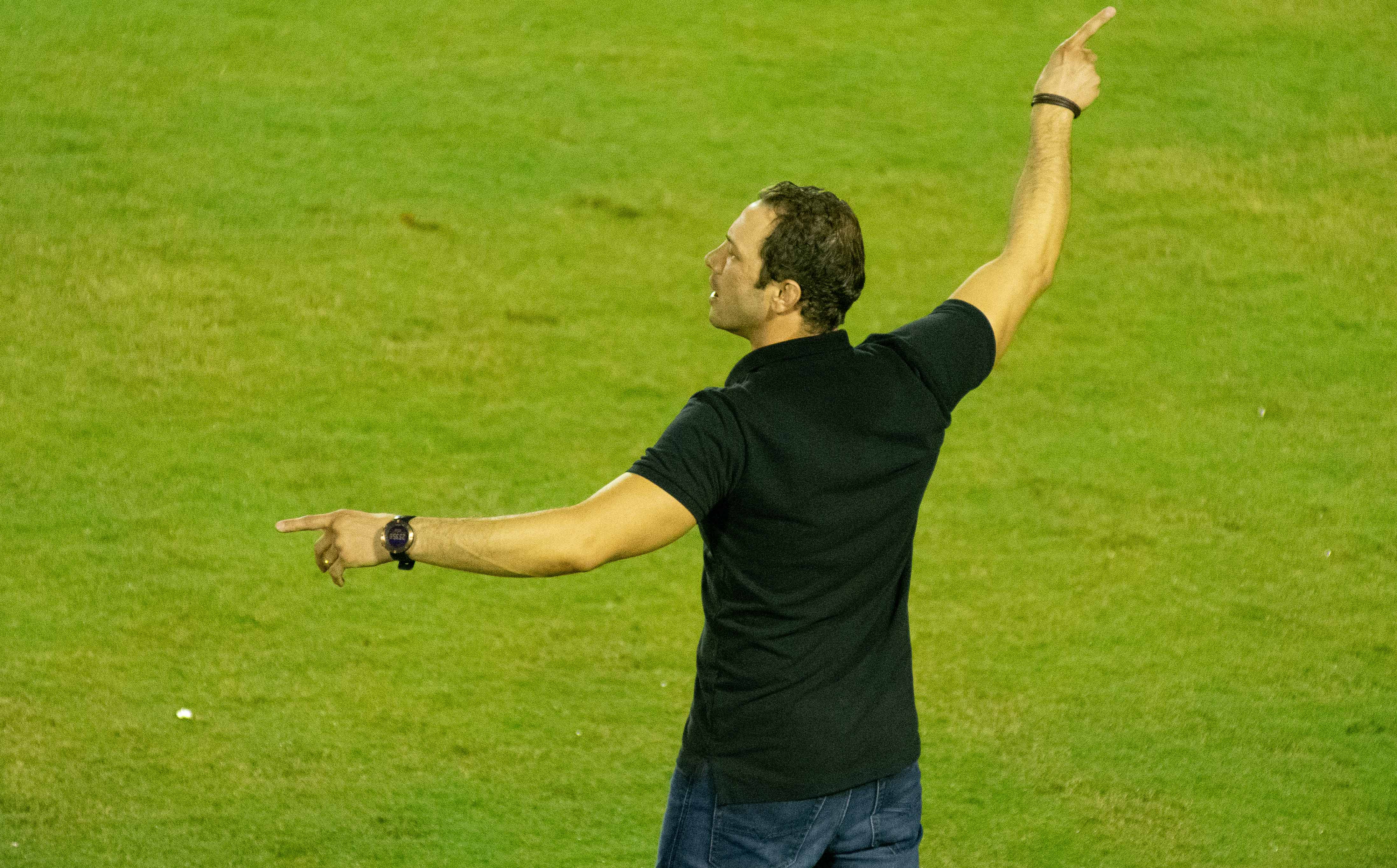 Pivetti comemorou gol do Vitória no fim do duelo contra CRB