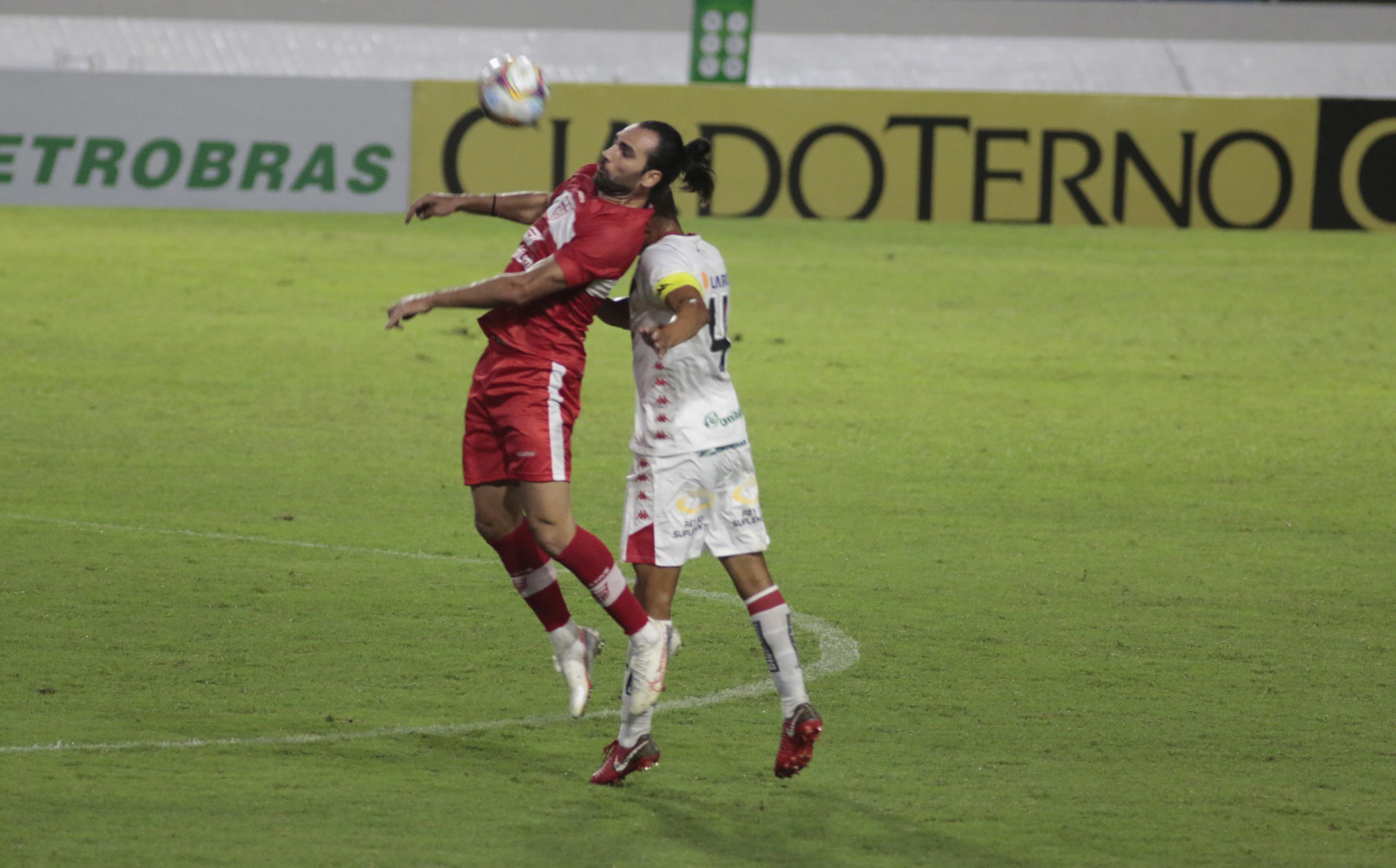 Léo Gamalho e Maurício Ramos em lance: Vitória conseguiu o 2x2 no fim
