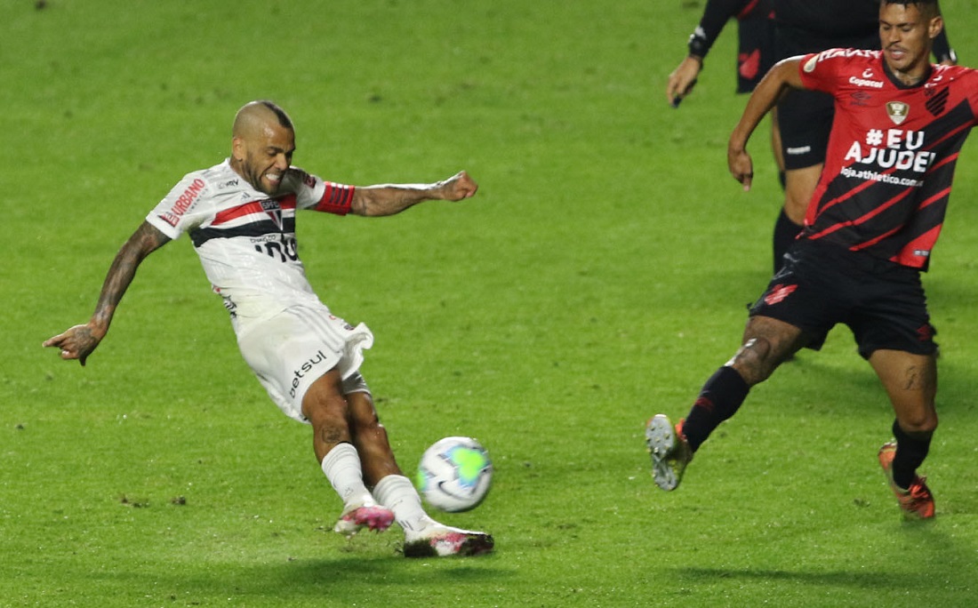 Daniel Alves sofreu a fratura no duelo contra o Athletico-PR