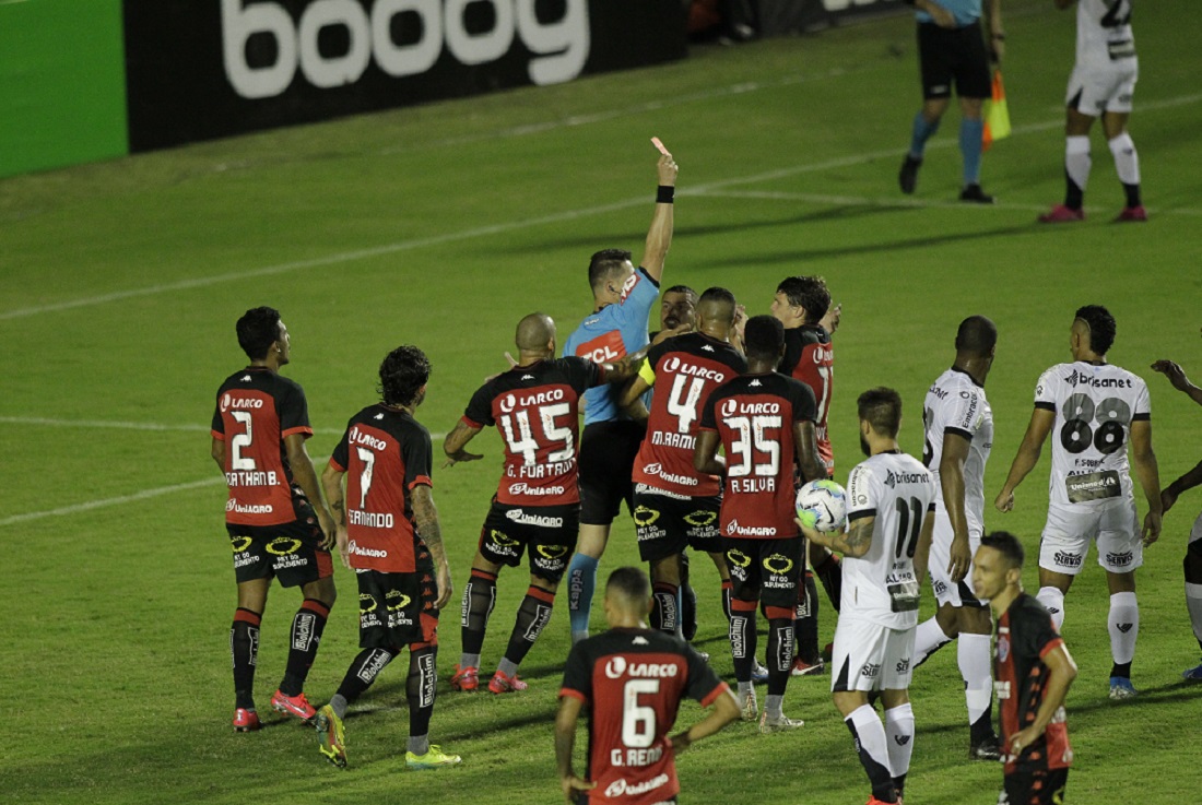 Vico foi expulso ainda no 1º tempo e deixou o Vitória com um a menos