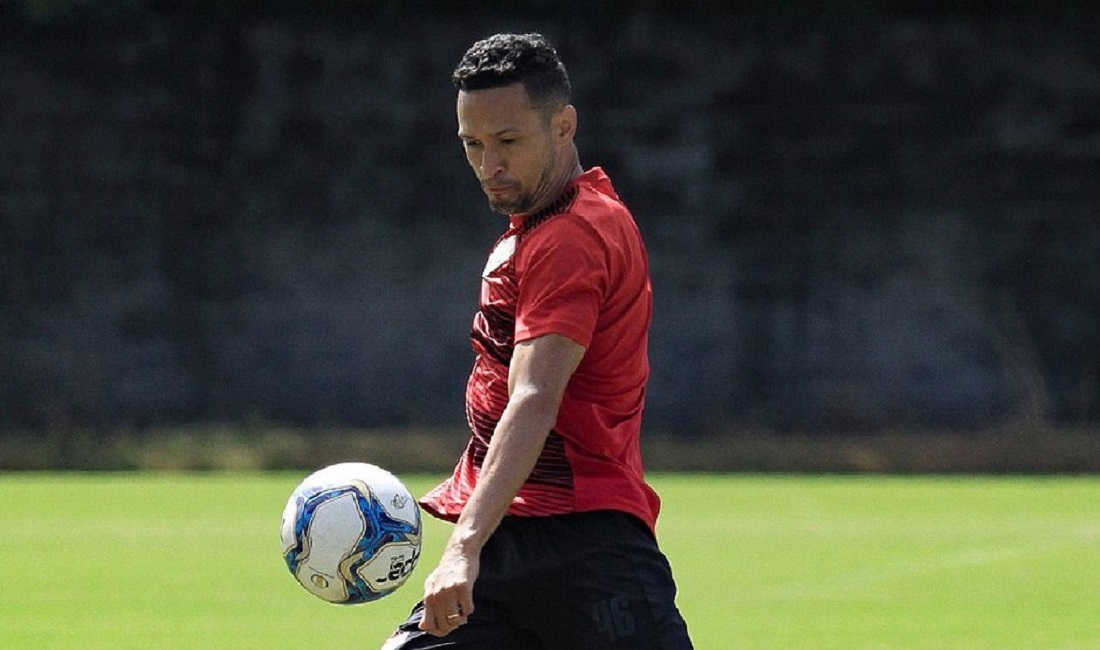 Marcelinho vai defender o Vitória contra o Paraná