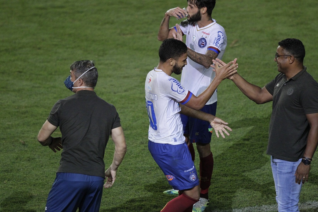 Marco Antônio cumprimenta Roger após empatar o jogo contra o Palmeiras