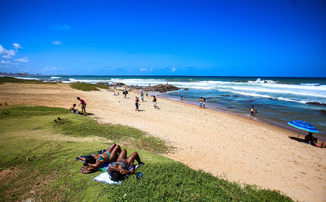 As praias continuam interditadas por decreto municipal.
