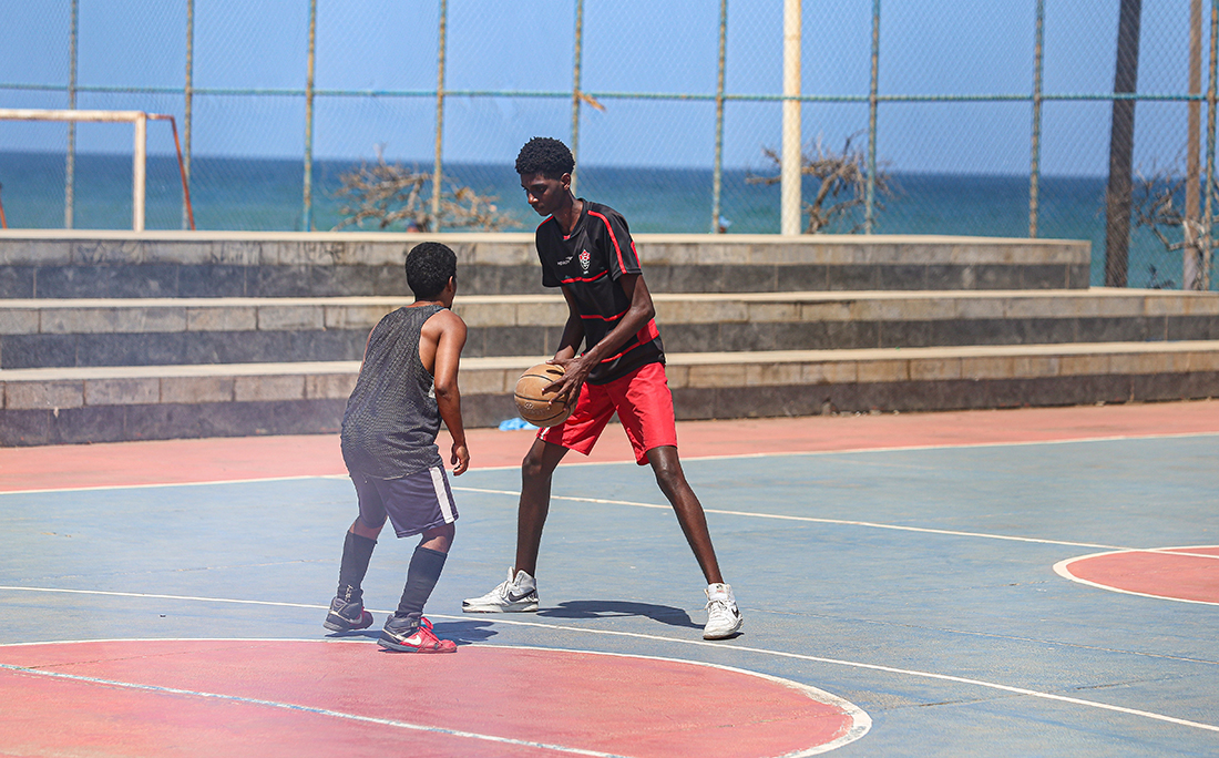 Sem máscara, homens jogam basquete no Jardim dos Namorados.