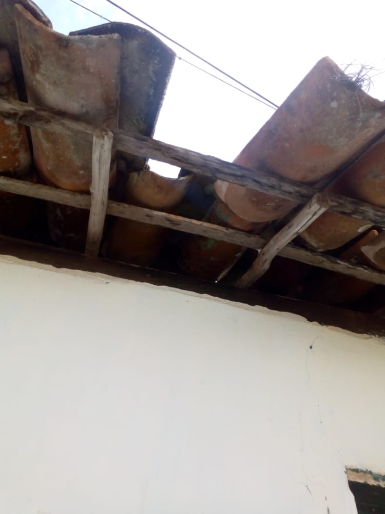 Telha caiu na casa da tia de Ramynes Dos Santos Xavier, moradora do distrito de Corta Mão, em Amargosa