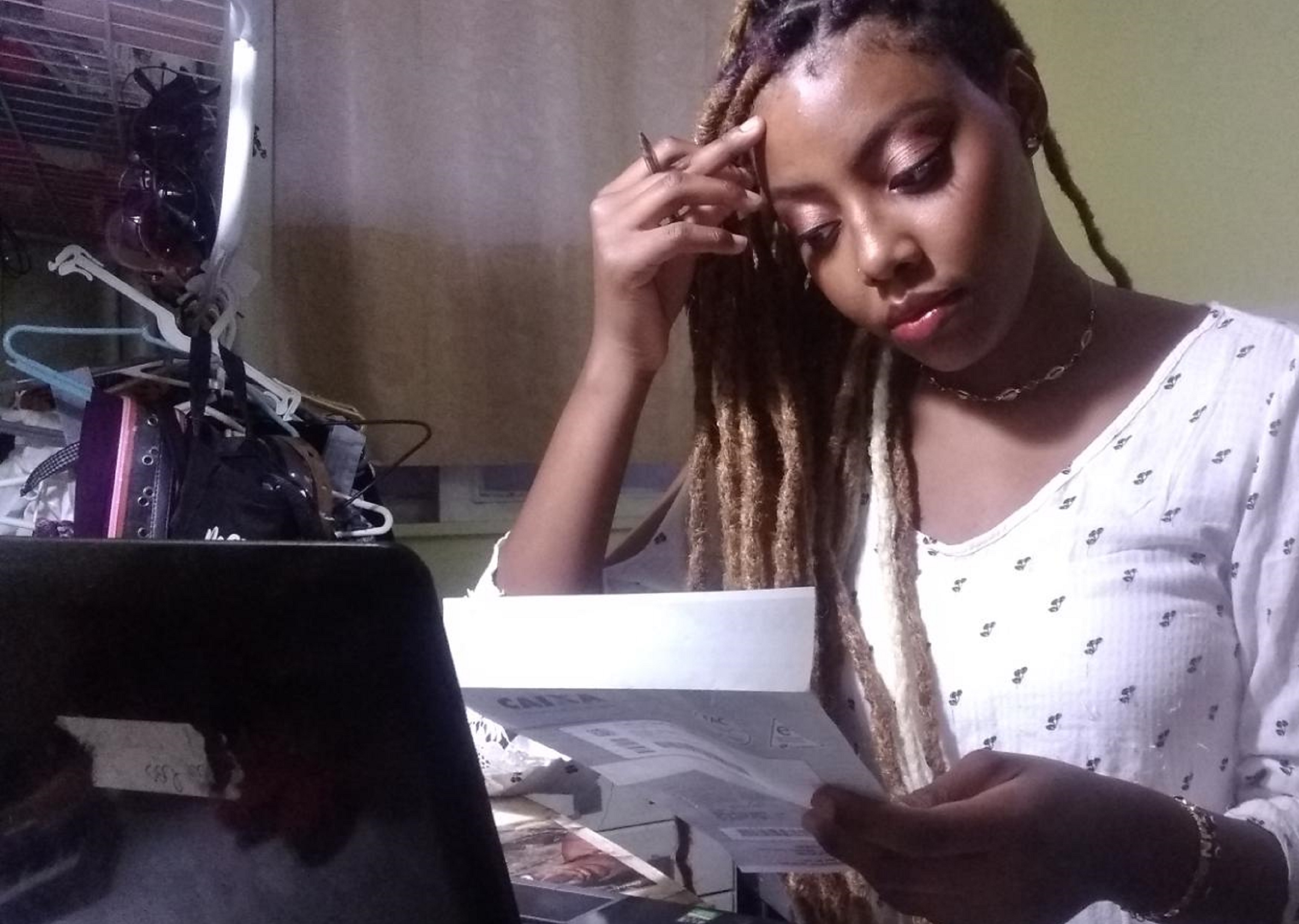 Évelin Oliveira fez uma reforma no quarto há dois anos e ainda sofre para pagar dívida que fez no cartão