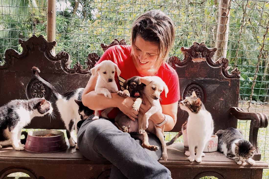 A cuidadora de animais Patruska Barreiro com seus parceiros inseparáveis