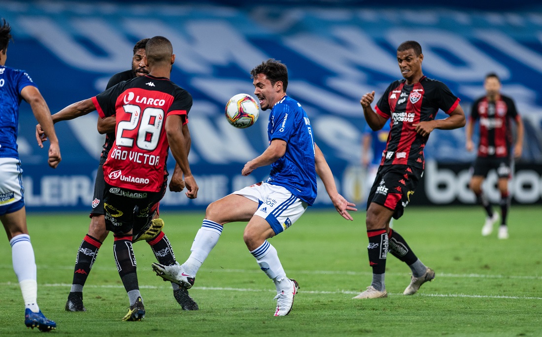 Wallace e João Victor disputam bola com Maurício, do Cruzeiro