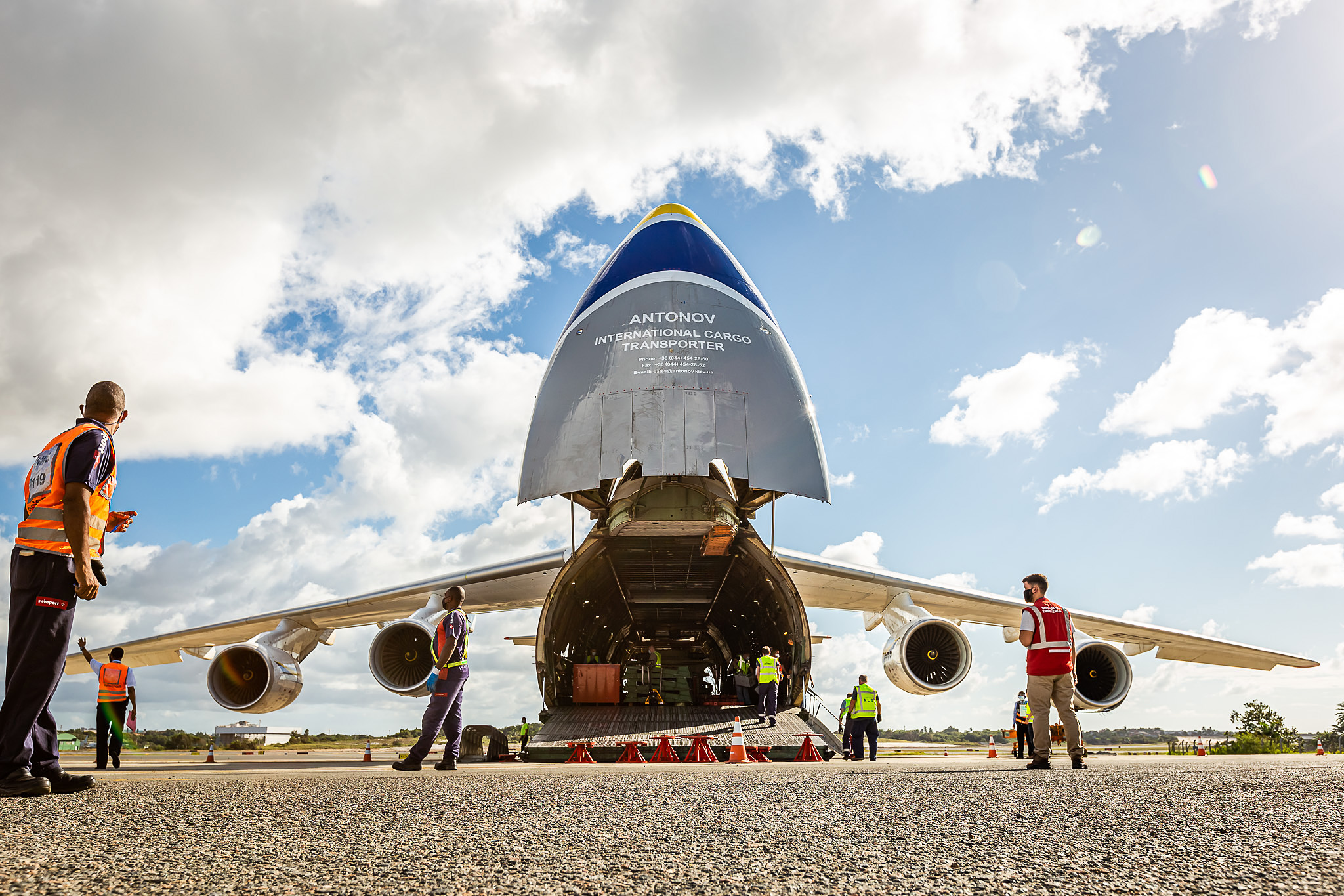 Antonov An-124 pode transportar um trem inteiro em suas dependências