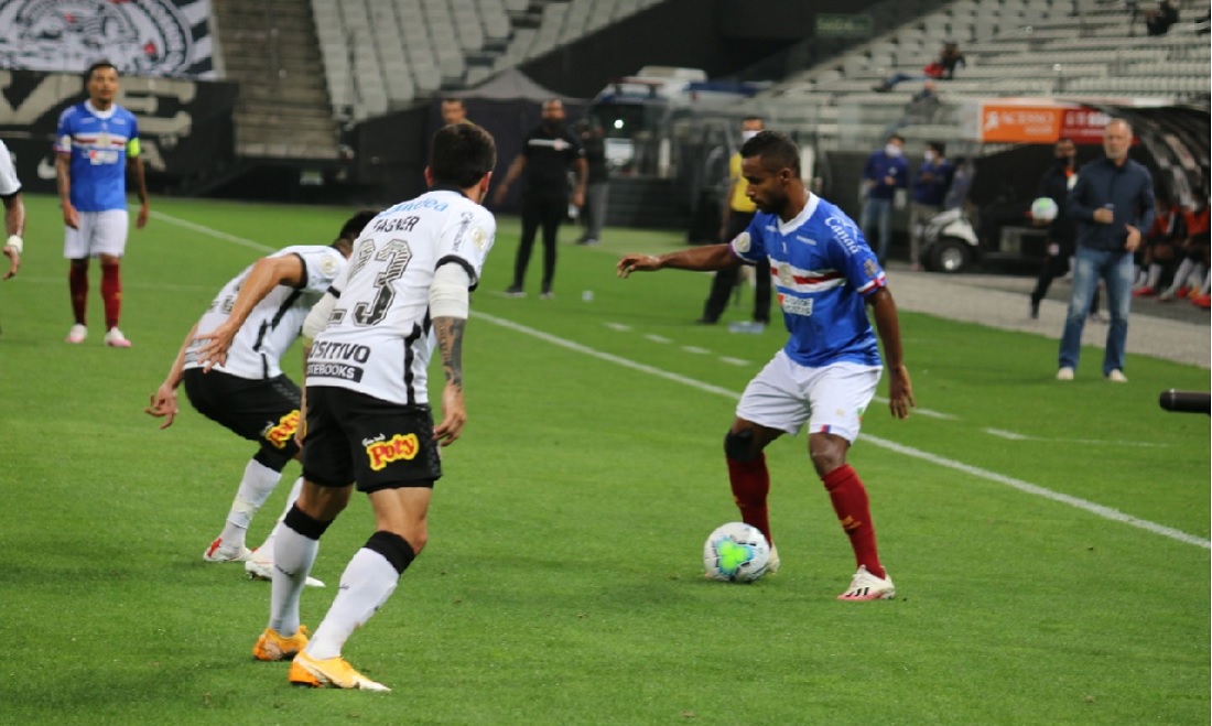 Élber em lance diante do Corinthians