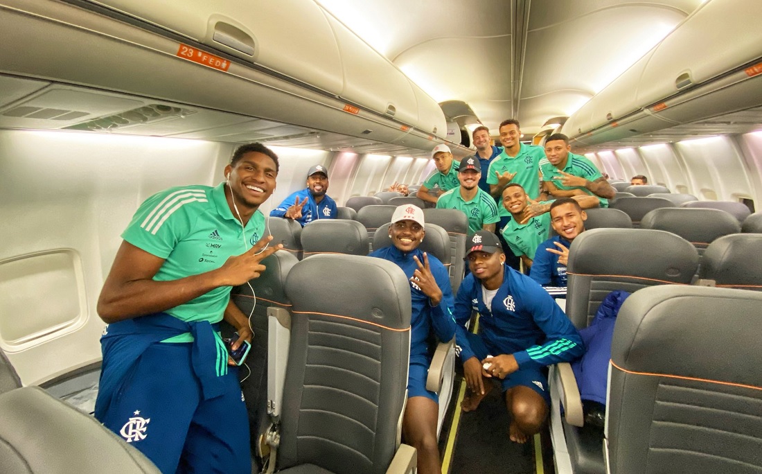 Jogadores do Flamengo posaram dentro de avião, no retorno do Equador, sem máscara