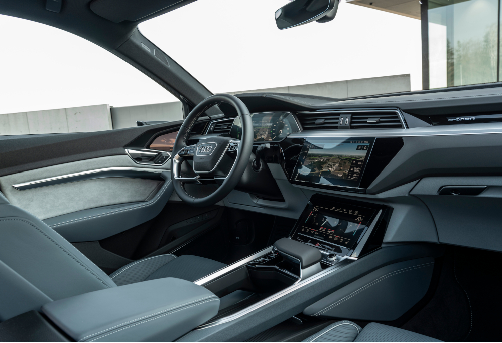 O interior do SUV coupé tem bastante tecnologia e luxo. Há três opções de cor para o acabamento
