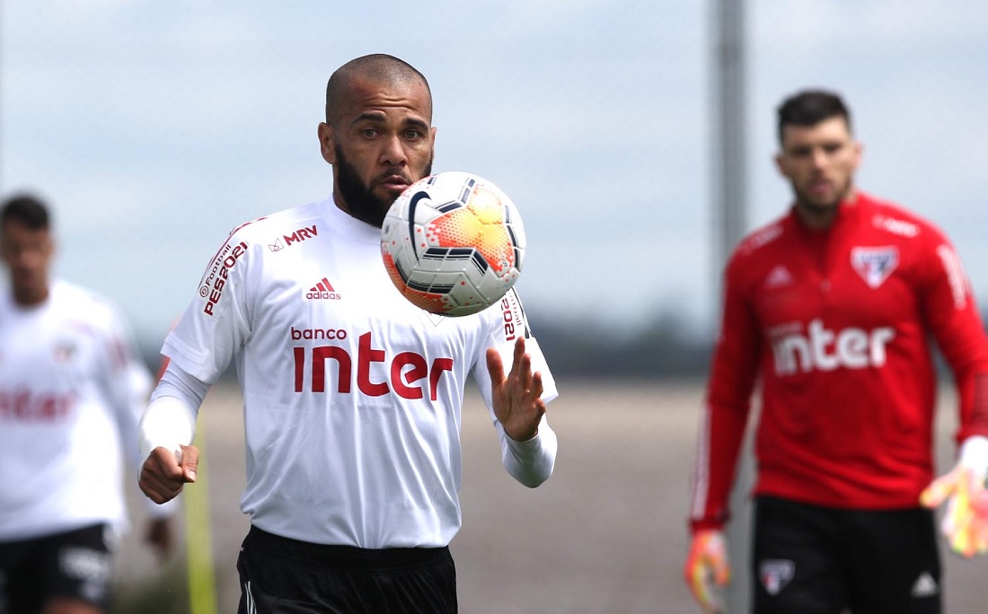 Daniel Alves foi criticado por comentarista da ESPN