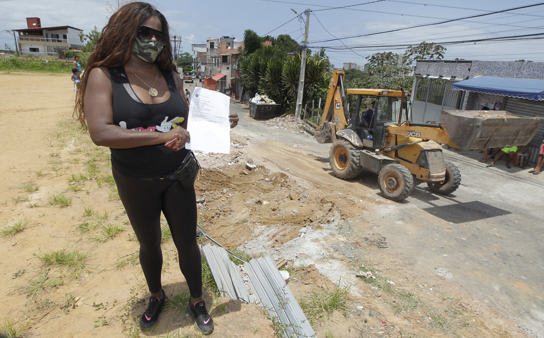 A dona do imóvel, Araci dos Reis, 29 anos, mostra a liminar da Defensoria Pública do Estado (DPE), documento que concedeu a tutela provisória do imóvel.