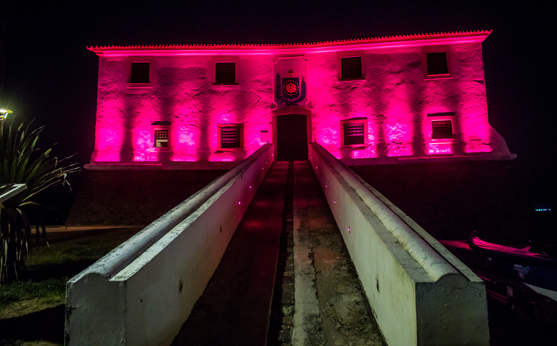 Iluminação do Forte Santa Maria homenageia o Outubro Rosa.
