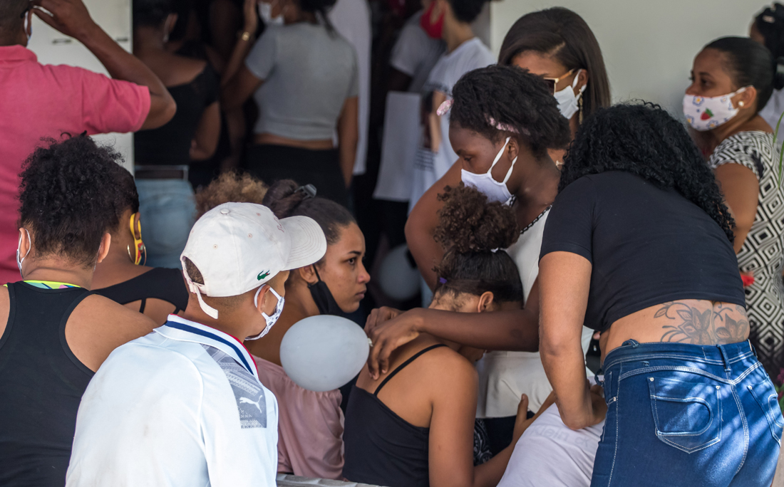 Wesley estava indo fazer a sobrancelha de uma cliente quando foi atingido pelas costas.