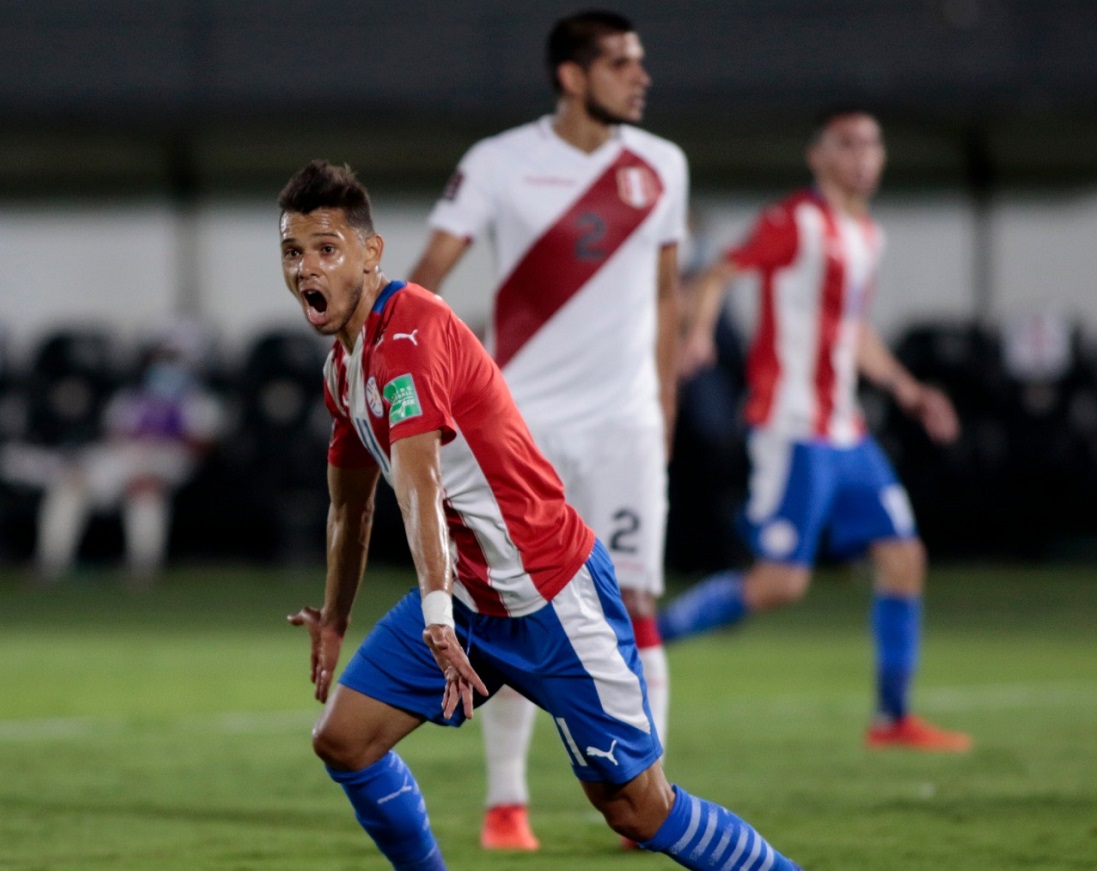 Paraguaio Romero comemora um dos seus gols