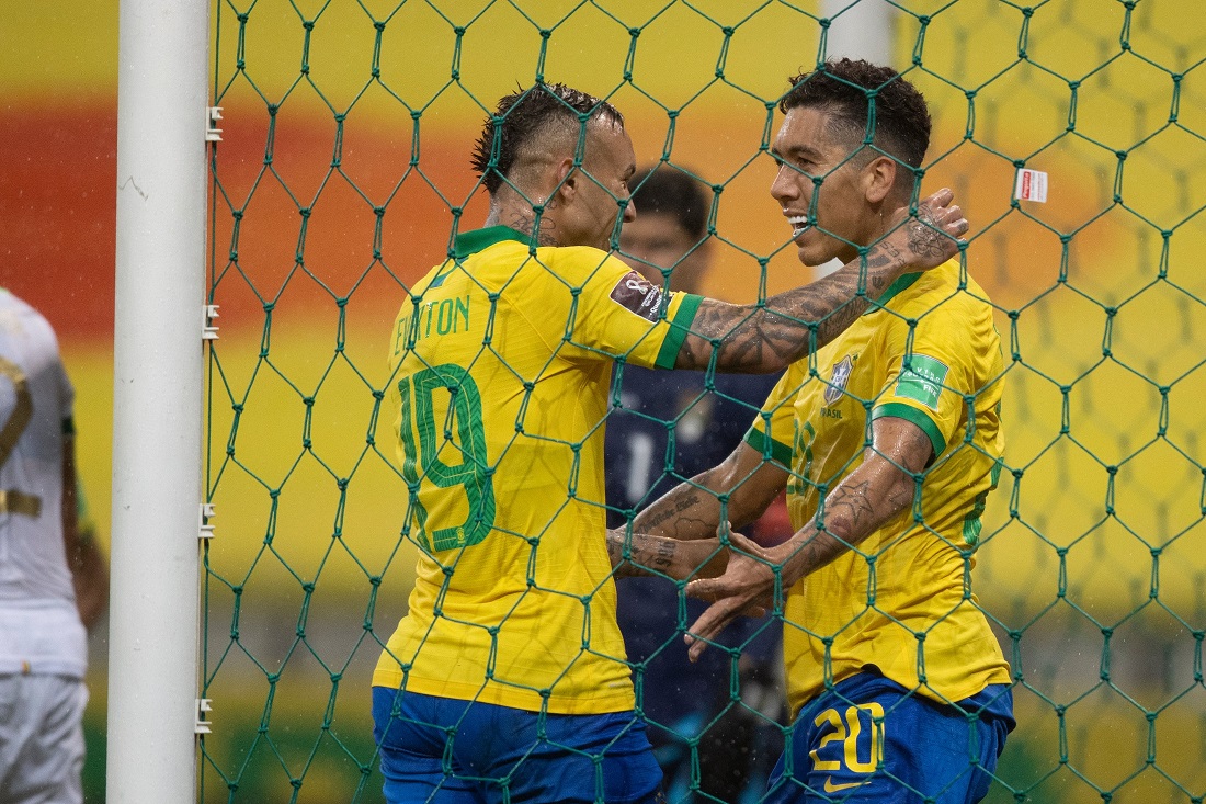 Everton Cebolinha e Firmino se abraçam após um dos gols do Brasil