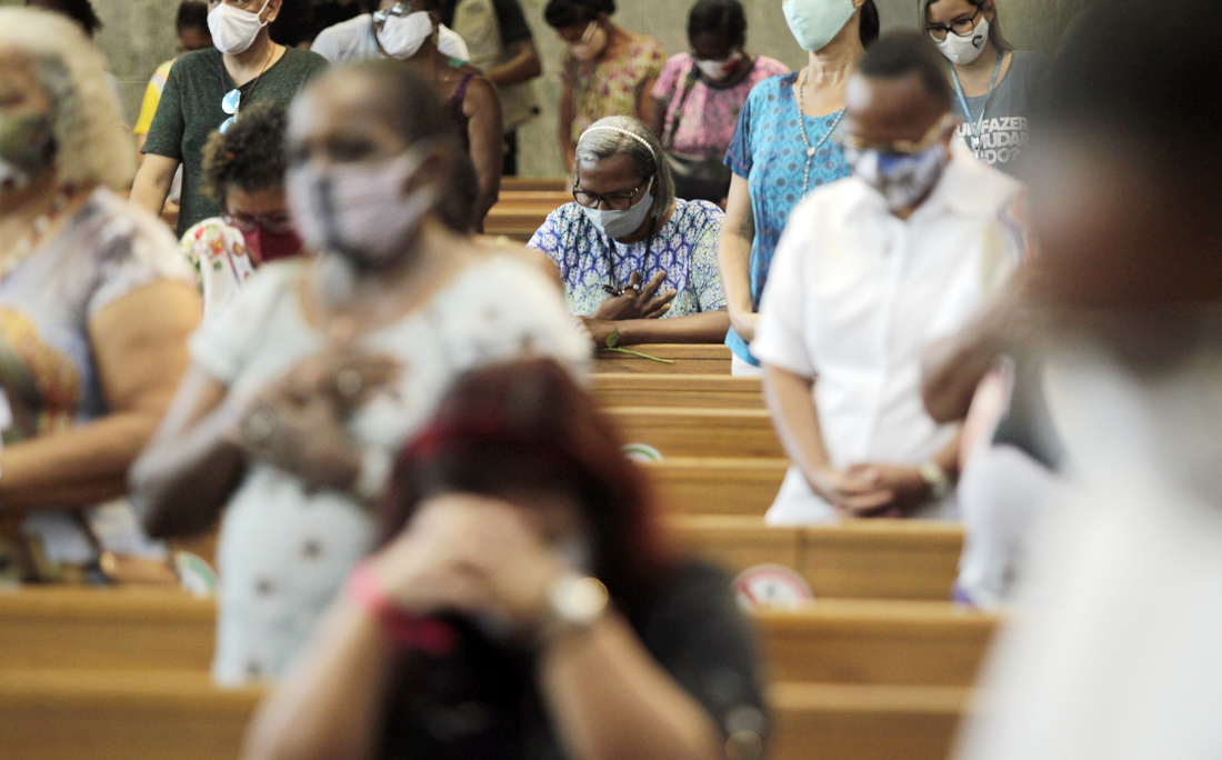 Fieis católicos e devotos da primeira santa brasileira se reuniram no seu Santuário para participar da missa solene presidida pelo Frei Giovanni Messias.