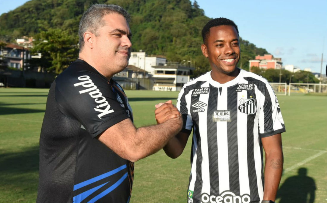 Orlando Rollo e Robinho posaram para fotos durante a apresentação do atacante no CT do Santos