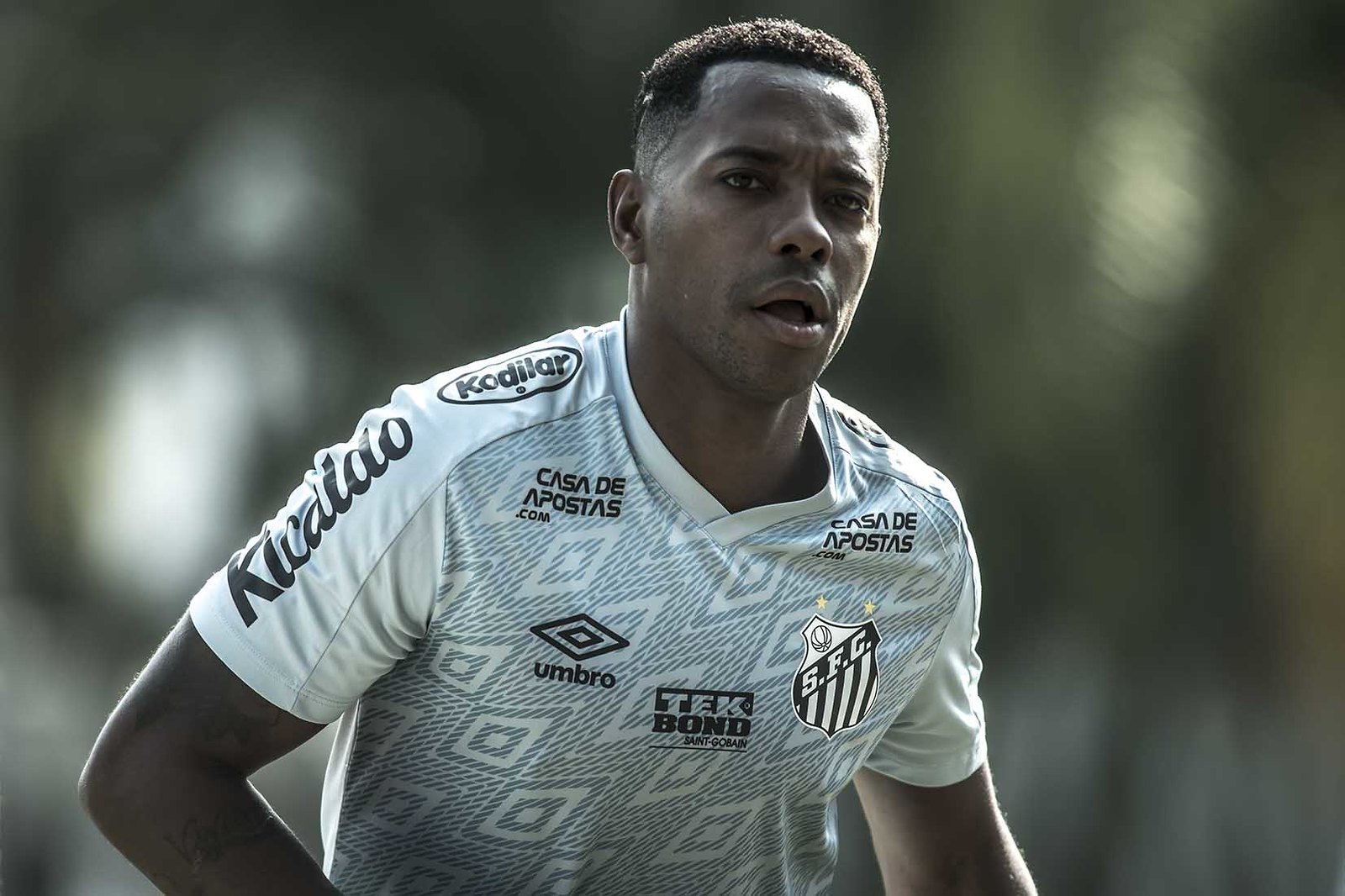 Santos suspendeu o contrato com Robinho