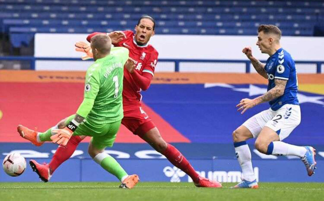 Lance aconteceu no clássico entre Everton e Liverpool na manhã de sábado (17)