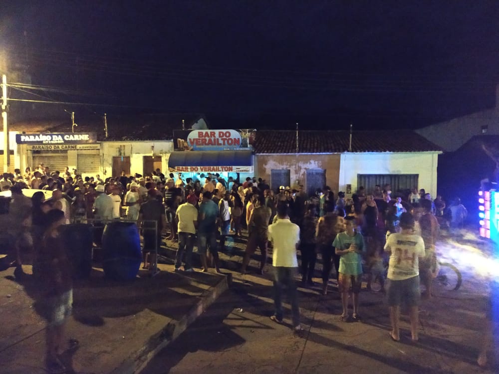 Aglomeração no distrito de Caraguataí, na cidade de Jussiape, na Chapada Diamantina, na sexta-feira à noite