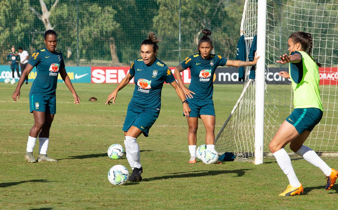 Seleção feminina durante o último treino em Portugal