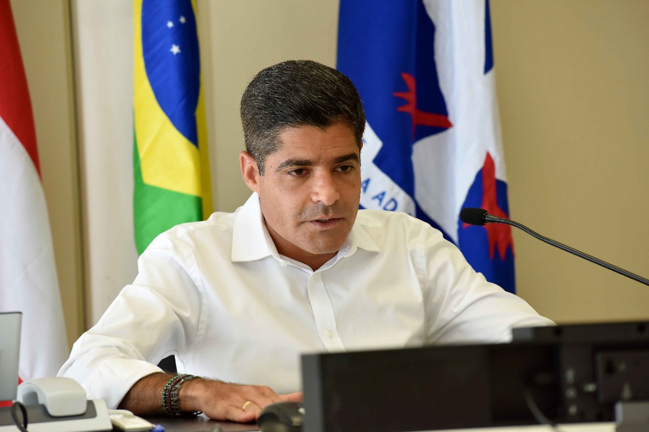 Prefeito durante o anúncio da medida 