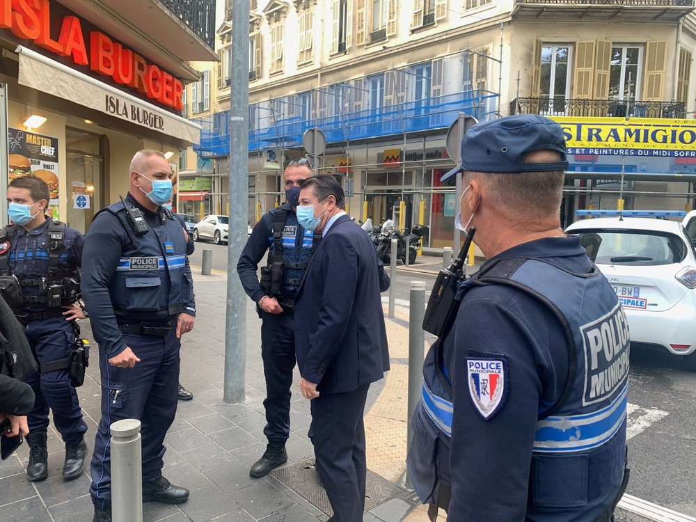 Prefeito conversa com policiais