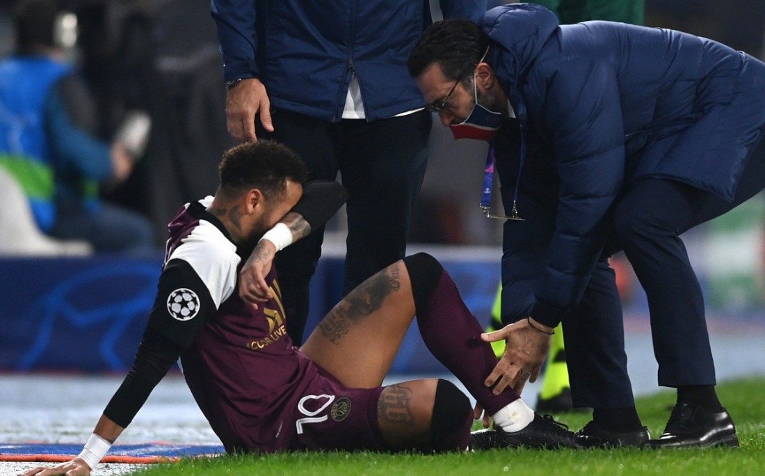 Neymar foi substituído aos 25 minutos do primeiro tempo do jogo do PSG contra Istanbul Basaksehir